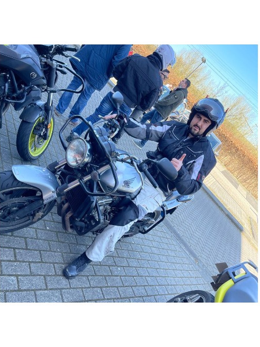 Motorleerlingen van Spoed Rijles Amsterdam op de lesmotoren